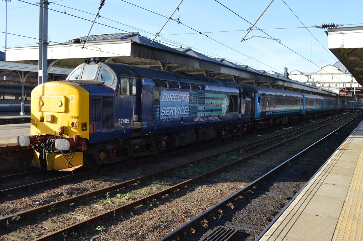 DRS 37405 waits to leave Norwich on November 12, with the 1236 to Great Yarmouth. On the rear was 37419. DRS 37405 waits to leave Norwich on November 12, with the 1236 to Great Yarmouth. On the rear was 37419.