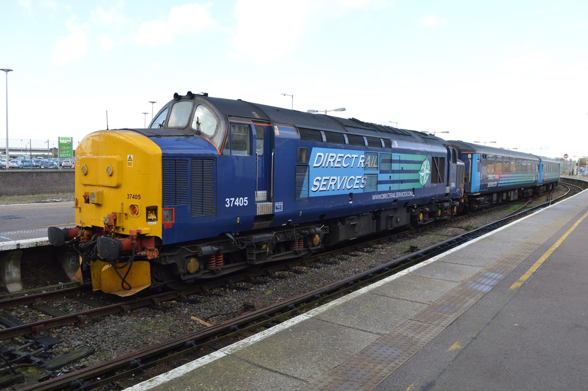 DRS 37405 stands at Great Yarmouth on November 12, having arrived with the 1236 from Norwich. The return working, the 1317 back to Norwich, was hauled by 37419. DRS 37405 stands at Great Yarmouth on November 12, having arrived with the 1236 from Norwich. The return working, the 1317 back to Norwich, was hauled by 37419.