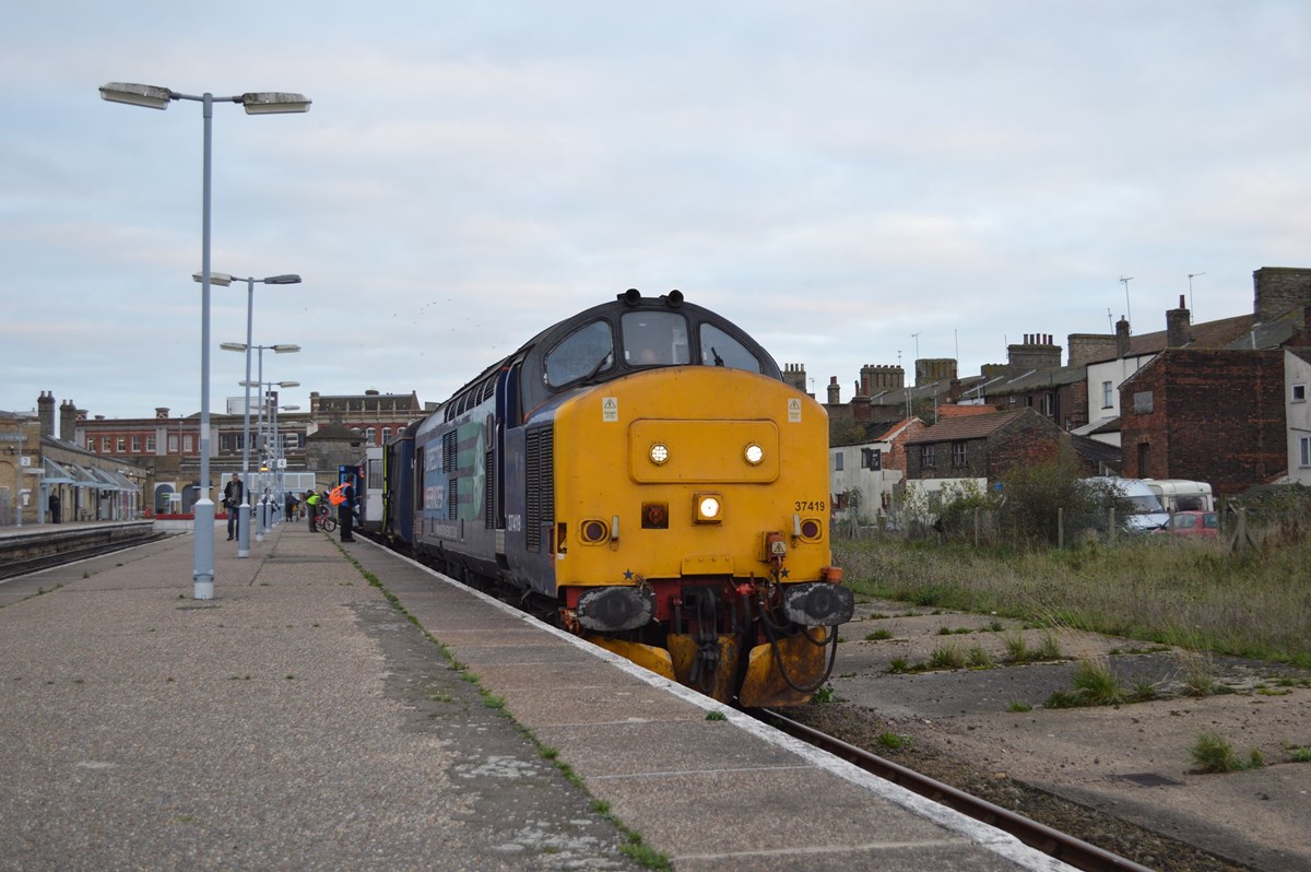 Unusually routed into platform 4 at Lowestoft, the 1548 return to Norwich, headed by 37419, waits departure. The train arrived with 37405 leading. Unusually routed into platform 4 at Lowestoft, the 1548 return to Norwich, headed by 37419, waits departure. The train arrived with 37405 leading.