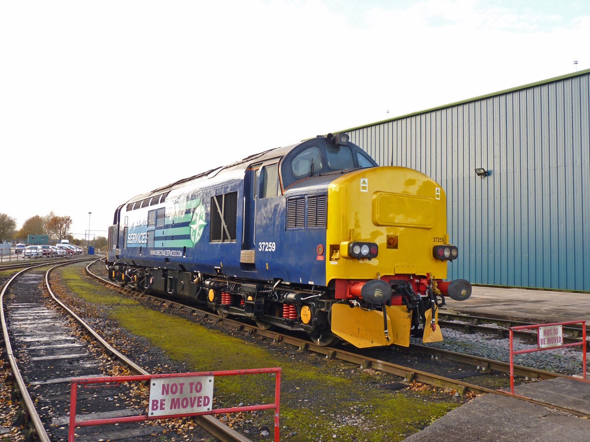 At the time recently fitted with snowploughs, 37259 looks ex-works as it stands at Crewe Gresty Bridge.