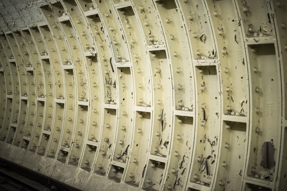 The lining at one end of the wall on Aldwych’s Platform 1 was never completed, because two-car trains were not long enough to need the whole length of the platform. This was one of the many cost-saving measures implemented in the building of Aldwych.