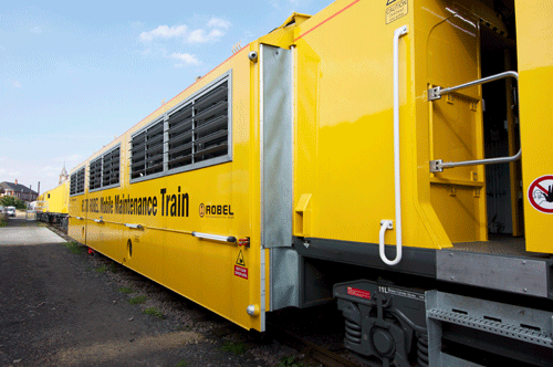 The sidewalls of NR’s new Mobile Maintenance Train can extend by 600mm each. This puts them foul of adjacent lines, particularly on curves. PHIL HAIGH