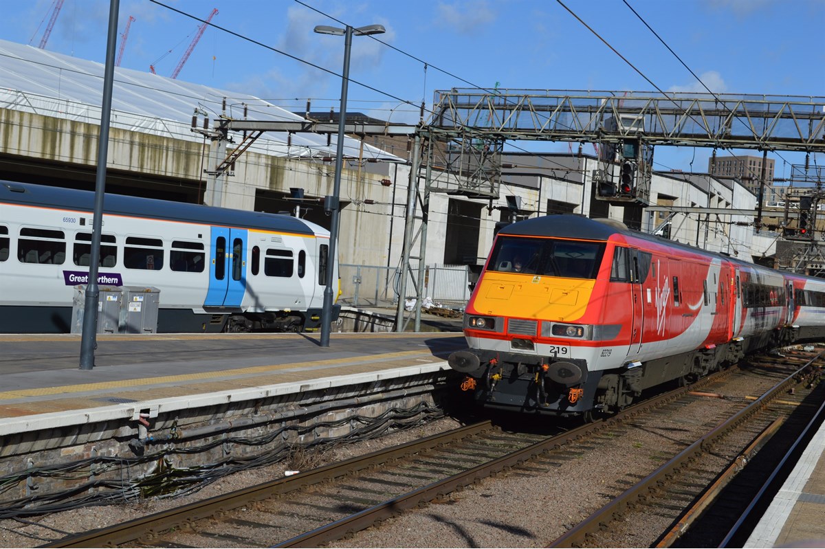 VTEC DVT 82219 leads the newly-reliveried rake into platform 8 at King's Cross, with a Great Northern Class 365 stopped in the 'Suburban' shed platforms in the background.