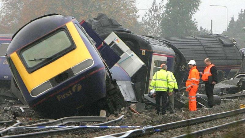 The day after the accident, investigators examine the scene at Ufton Nervet. Seven people (including the car driver) were killed and 11 seriously injured in the accident that took place on November 6 2004. ALAMY.