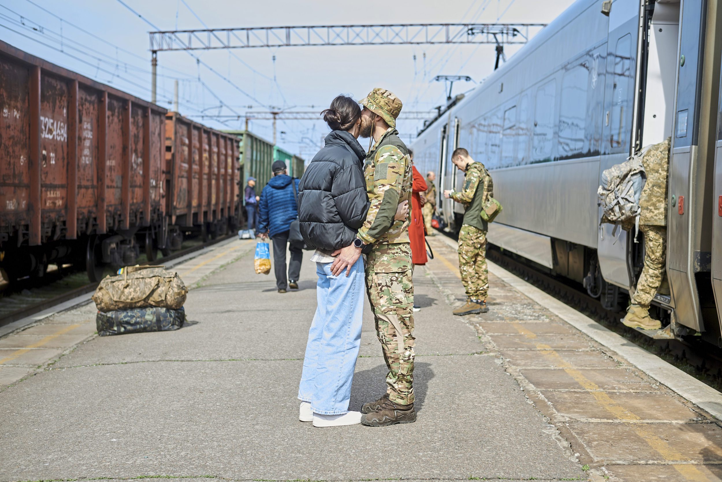 Ukrainian-soldier-with-his-wife-at-the-Kramatorsk-railway-station