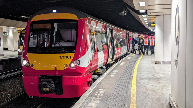 CrossCountry's 170101 at Birmingham New Street. CROSSCOUNTRY.