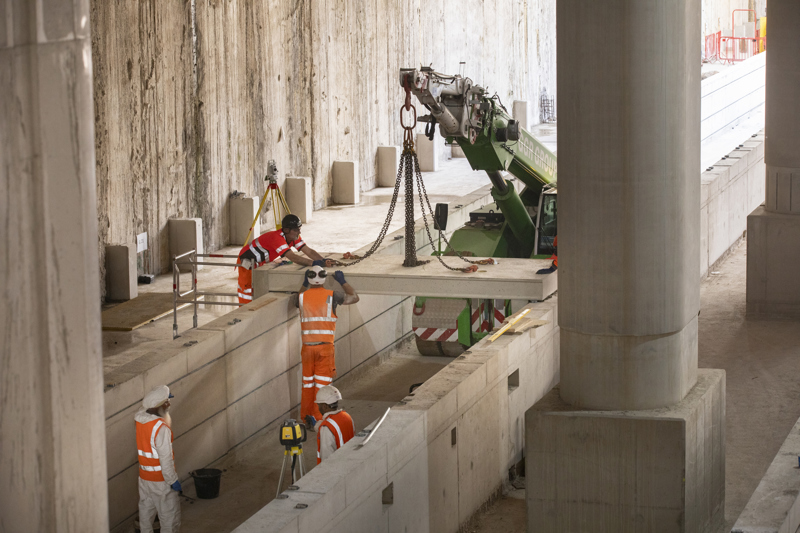 Balfour Beatty VINCI SYTRA engineers install platforms at Old Oak Common's HS2 station. HS2 LTD.