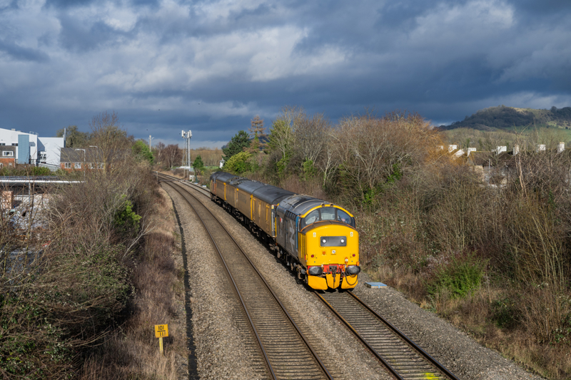 t Stonehouse on January 7, 37402 and 37057 top-and-tail the Derby RTC-Cardiff Central via Bristol with a Network Rail test train, comprising 72612, 975091 Mentor, and 72631. JACK BOSKETT.