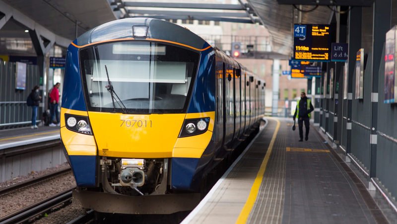 Southeastern Class 707 at London Bridge. SOUTHEASTERN.