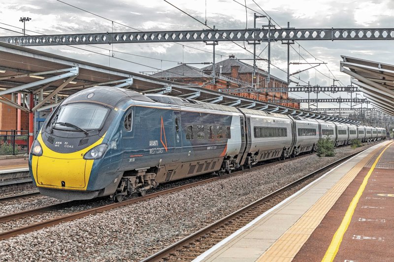 Avanti West Coast Pendolino 390104 passing Rugby. MIKE BROOK.