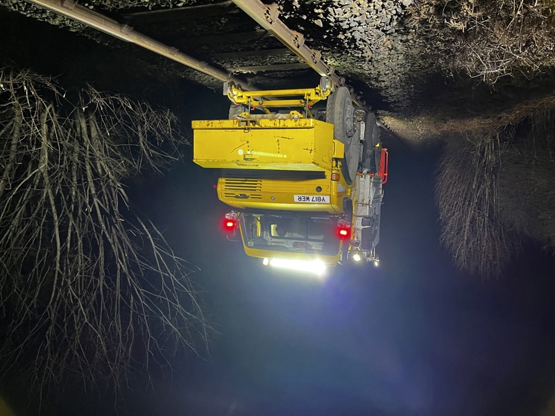 Road-rail vehicle carrying chipper moves into position. DAVID STUBBINGS.
