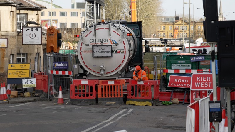 The blocked Botley Road, immediately in front of the bridge at western end of Oxford station. JONO EDEN.
