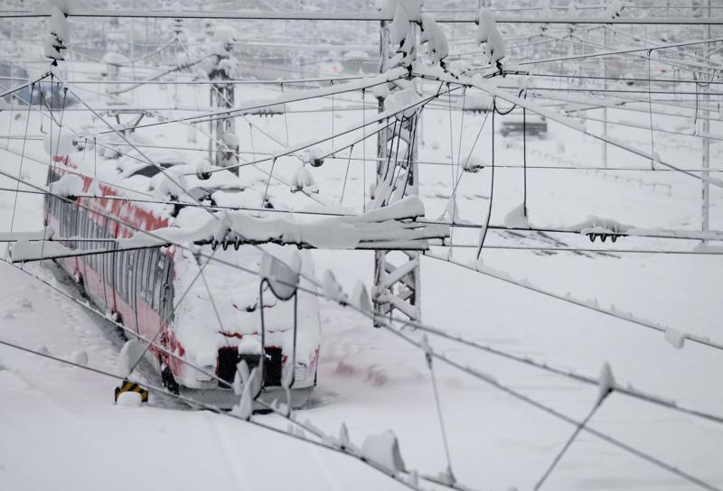 DB ice! Heavy snow caused the cancellation of hundreds of trains in Munich and across southern Germany in December 2023. ALAMY.