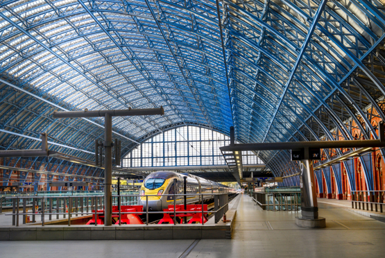 Eurostar train stands at St Pancras. ALAMY.