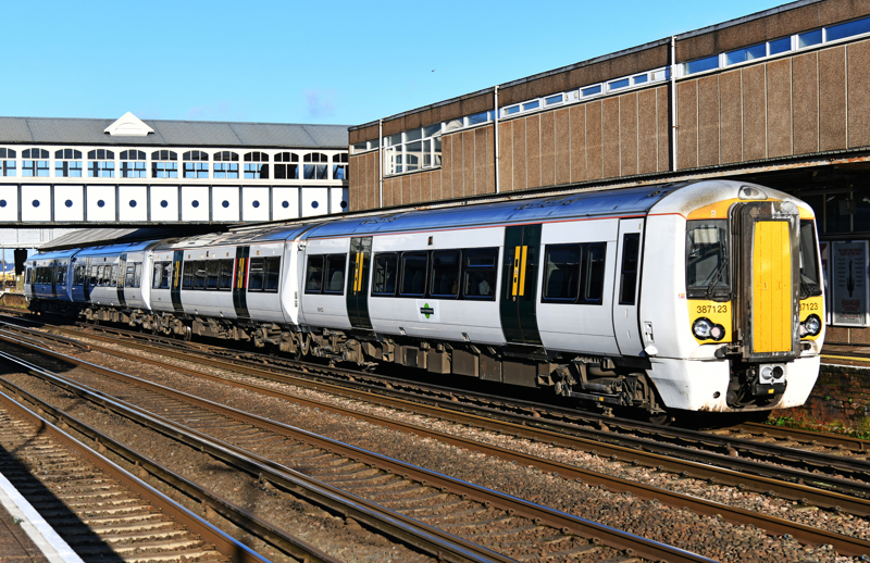 As part of the ongoing GTR fleet cascade, some Great Northern Class 387/1s and all the ‘387/3s’ are moving to the Southern operation. Former GN 387123 arrives at Eastleigh with the 1213 Brighton- Southampton Central on January 2. MARK PIKE.