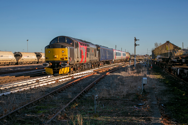 urophoenix 37510 Orion, with 37407 Blackpool Tower on the rear, hauls ex-Transport for Wales 175002 (between barrier 6330 and buffet car 1203) at March on November 26, as the 1103 Ely Papworth-Laira. KEITH PARTLOW.