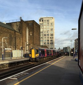 Thameslink 377515 at Elephant & Castle on December 22 2014. RICHARD CLINNICK.