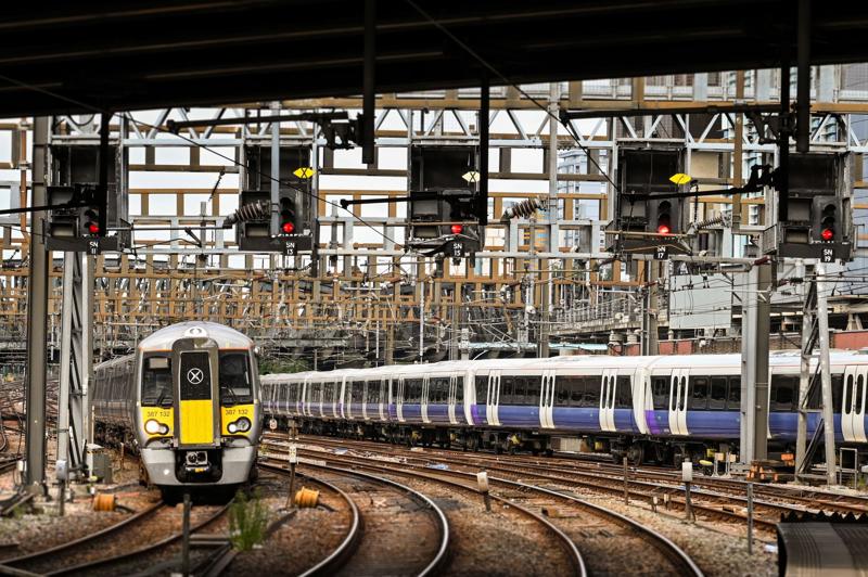 Electric trains enter and leave London Paddington railway station in August 2021. Damage to the railway’s electric system in December left trains on this line stranded, with some passengers on an Elizabeth line service evacuating after having no access to air-conditioning, toilets, or charging facilities. ALAMY.