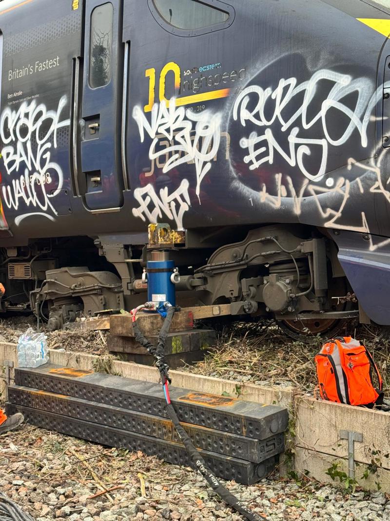 Hydraulic jacks used to raise the Javelin carriage so temporary rails could be placed underneath. DB CARGO UK.