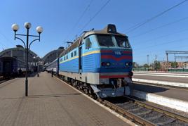 Ukrainian Railways ChS4-195 4C4 085 at Kyiv station on May 24. The capital has been the destination for Ukrainian Railways to bring in dignitaries for meeings, and to deliver humanitarian aid. GARY ESSEX.