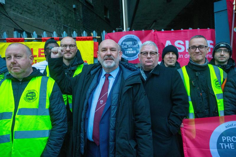Mick Whelan at ASLE picket line Waterloo Jan 30 ALAMY 2WFBM4C (1)