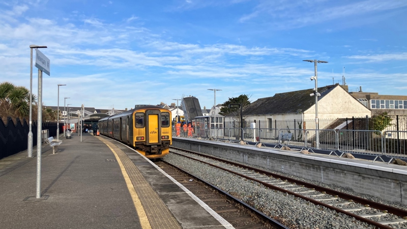 A GWR Class 150 at Newquay station opposite the newly rebuilt platform. NETWORK RAIL.