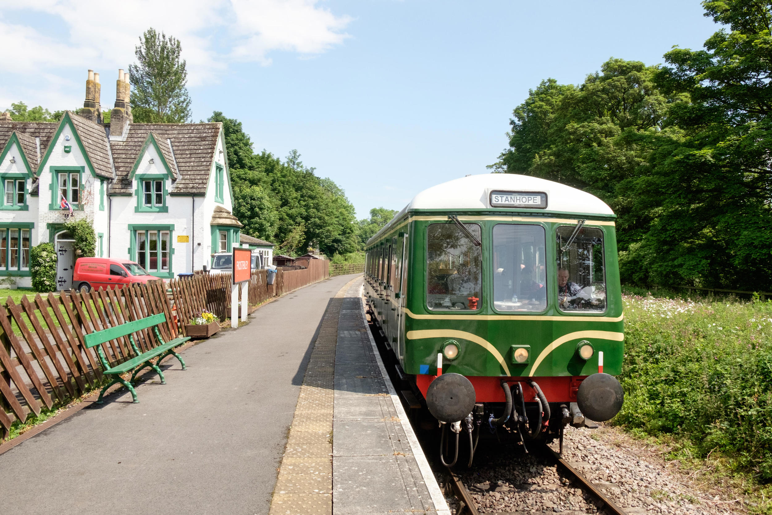 A train at the platform of Frosterley Station, on the Weardale Railway heritage branch line in County Durham, England, UK.. ALAMY