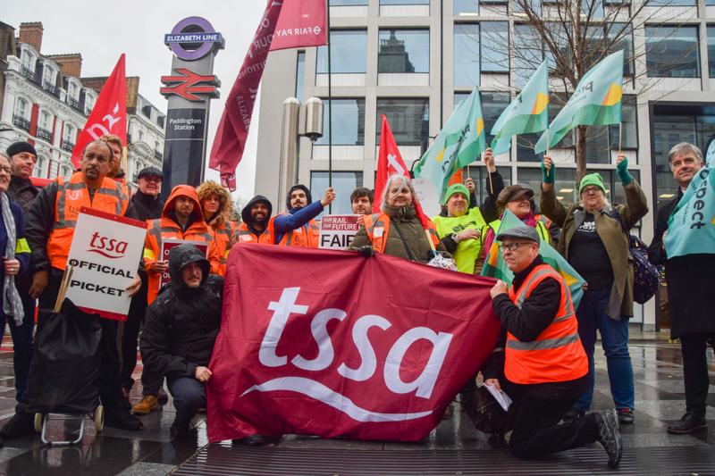 TSSA union members picket outside Paddington station on January 12 2023, as Elizabeth line workers begin their strike over pay. ALAMY.