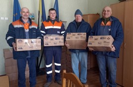 Ukraine Railway workers with food aid parcels
